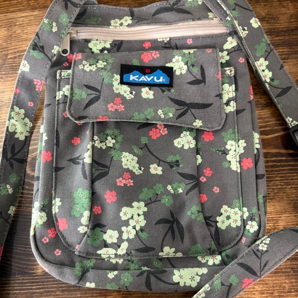 Kavu Gray Floral Crossbody Purse - Picture 1 of 9
